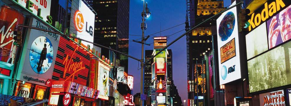 Nueva-York-de-noche-con-sus-multiples-pantallas-de-publicidad.jpg